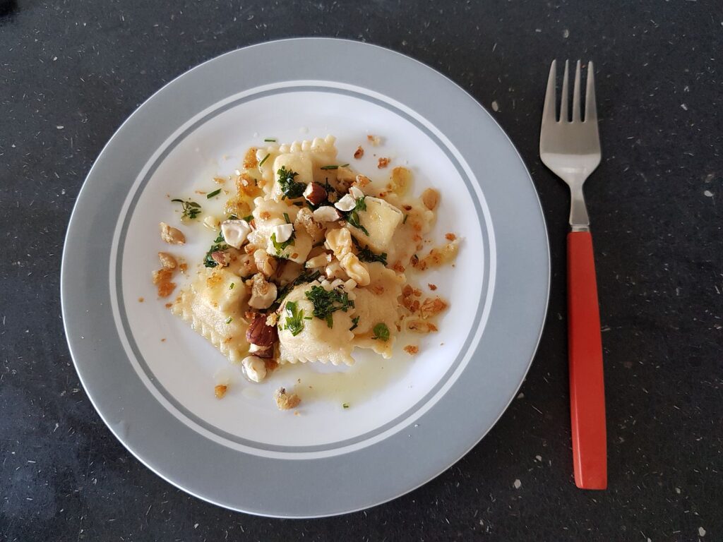 Campergemaakte witte kaas gevulde Ravioli in botersaus. vorm